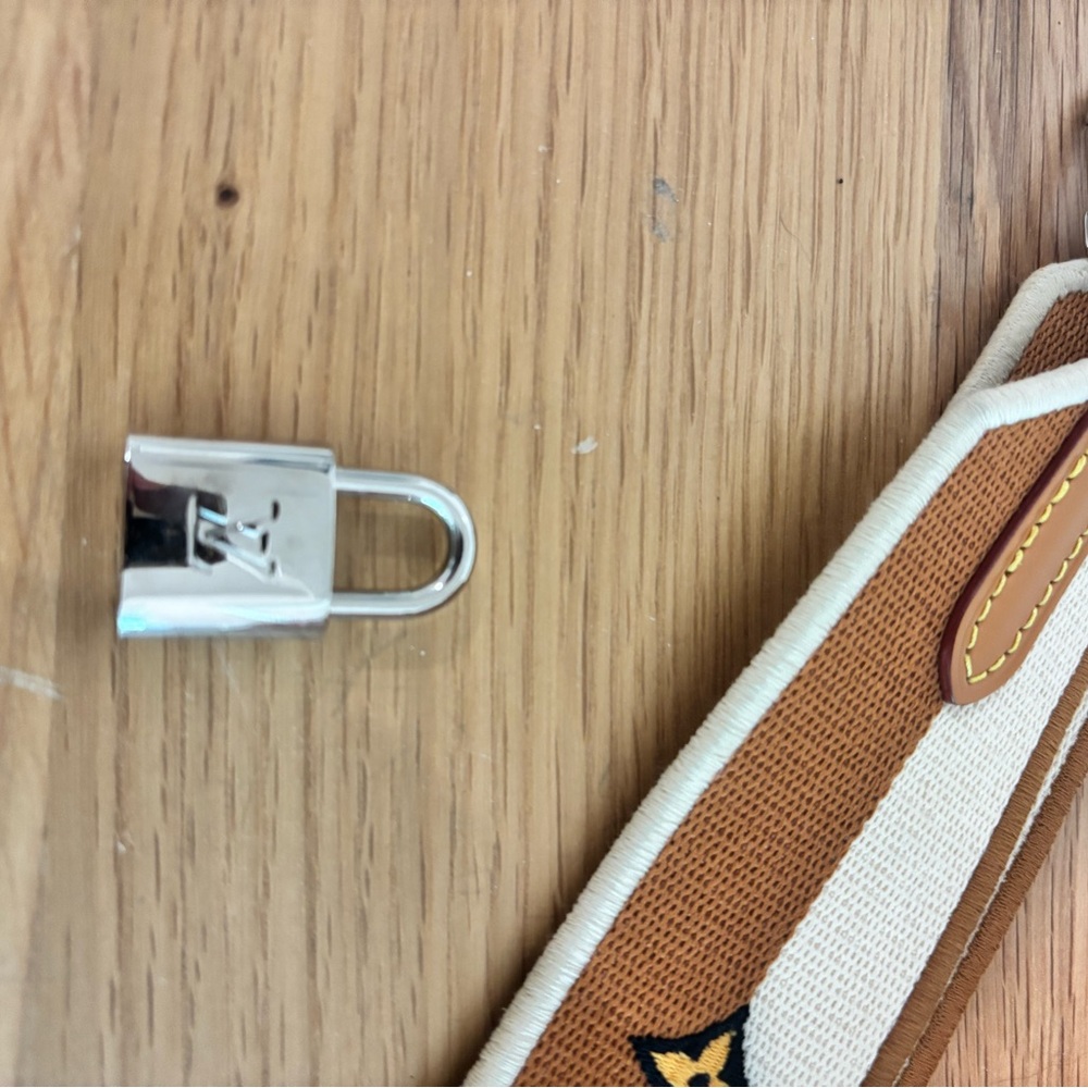 Louis Vuitton Alma BB Epi Leather with Strap - Picture 8 of 9